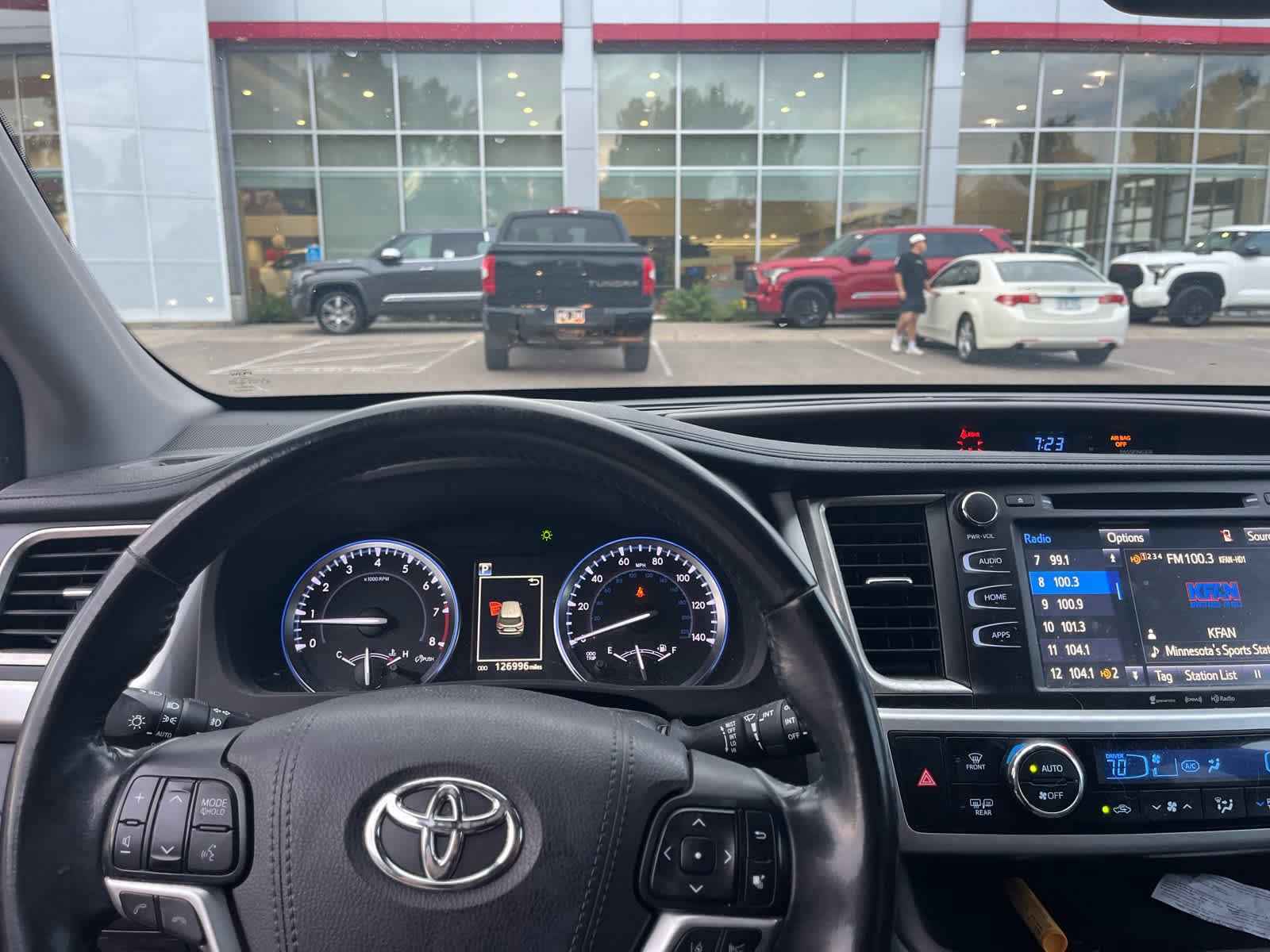 Used 2018 Toyota Highlander XLE AWD/4WD image 9