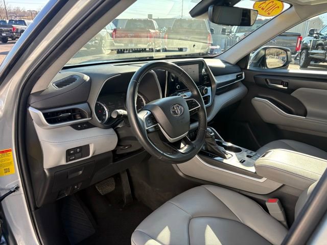 Used 2023 Toyota Highlander XLE image 3