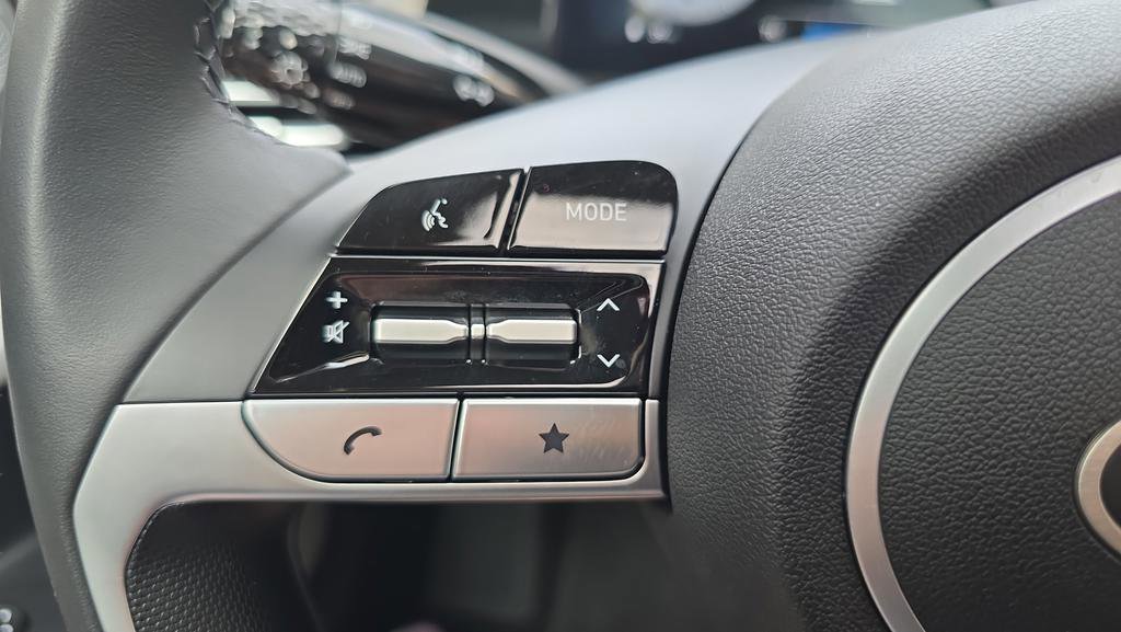 Certified 2025 Hyundai Elantra Limited FWD image 16