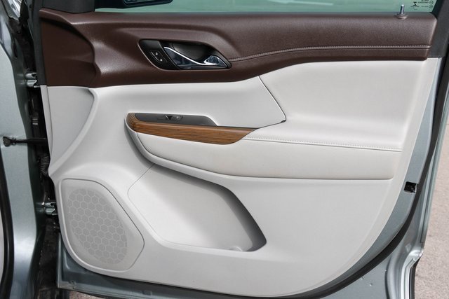 Used 2023 GMC Acadia SLE w/ Driver Convenience Package image 17