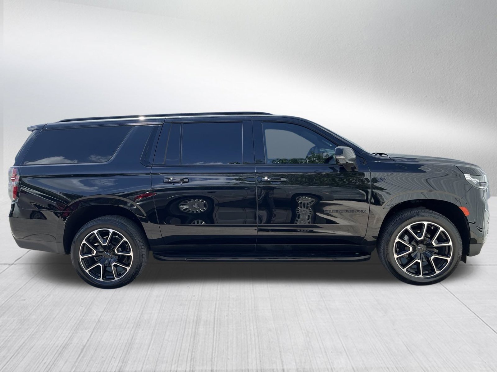 Used 2024 Chevrolet Suburban RST w/ Luxury Package RWD image 5