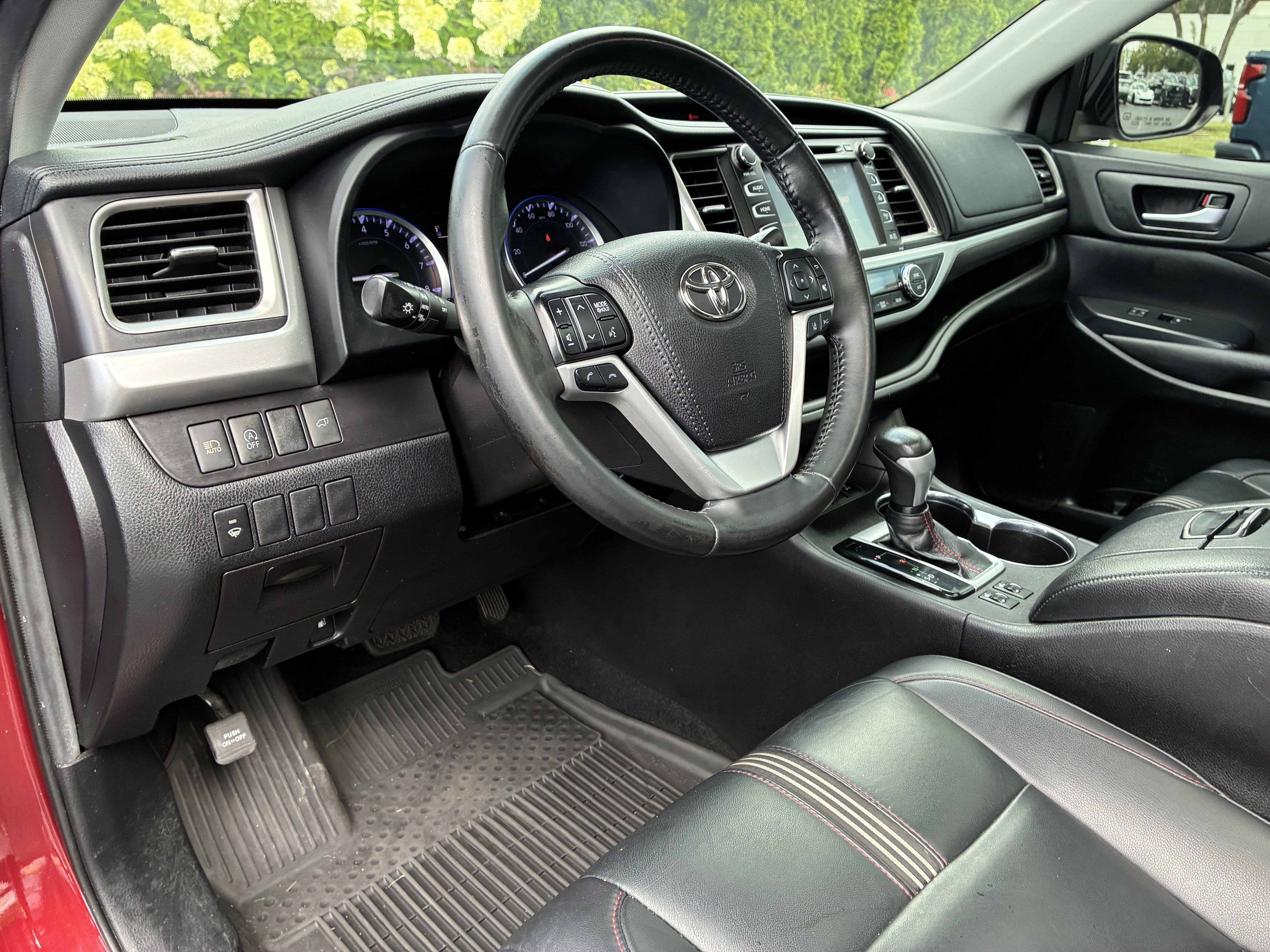 Used 2019 Toyota Highlander SE w/ Nightshade Edition AWD/4WD image 23