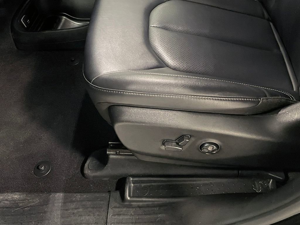 Used 2025 Chrysler Pacifica Select image 24