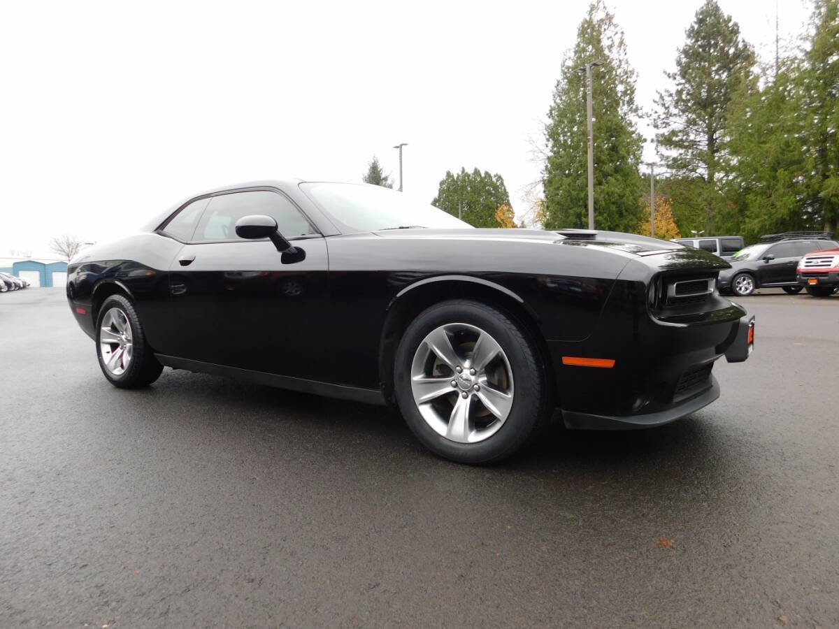 Used 2015 Dodge Challenger SXT image 1