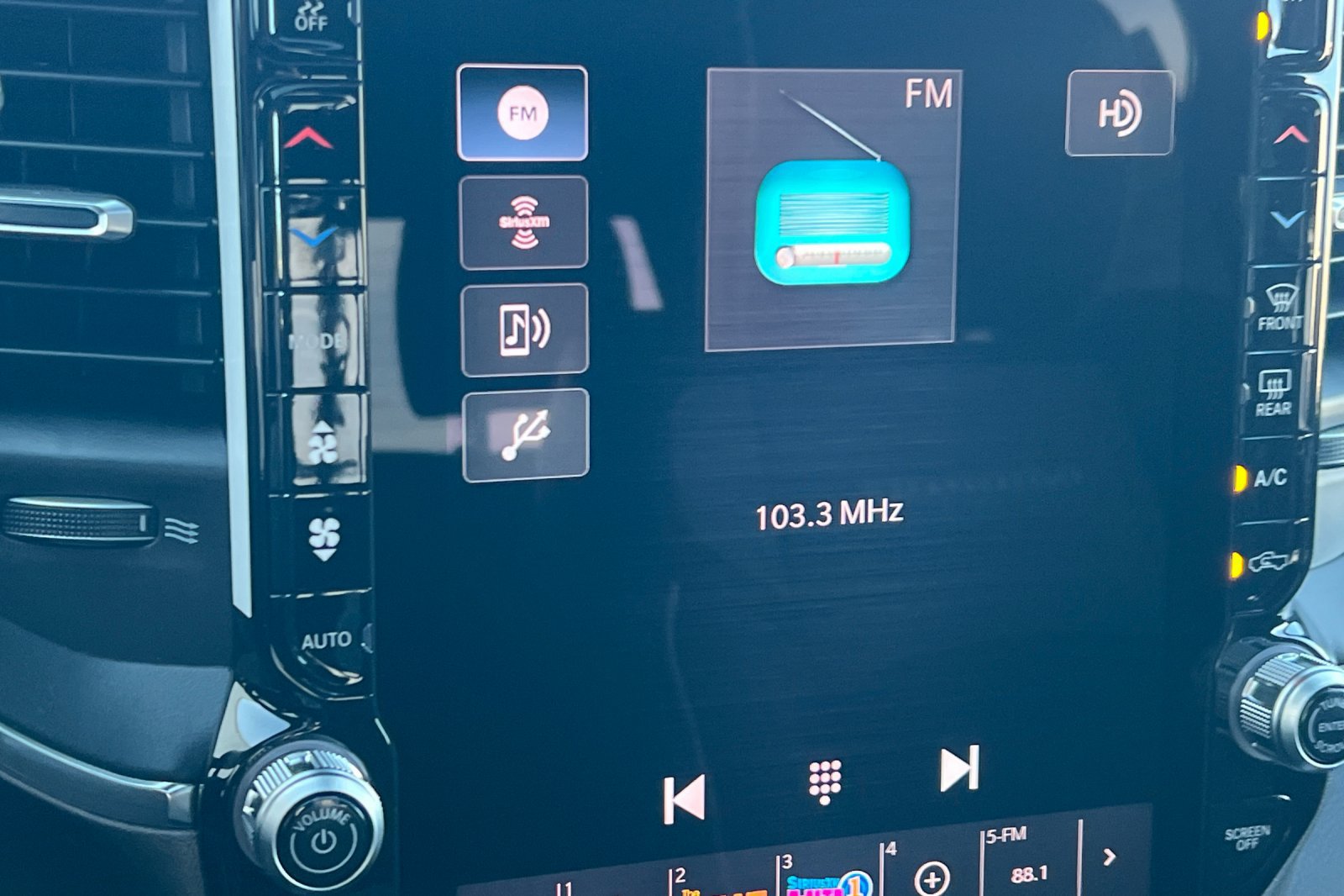 New 2026 RAM 3500 Laramie AWD/4WD image 17