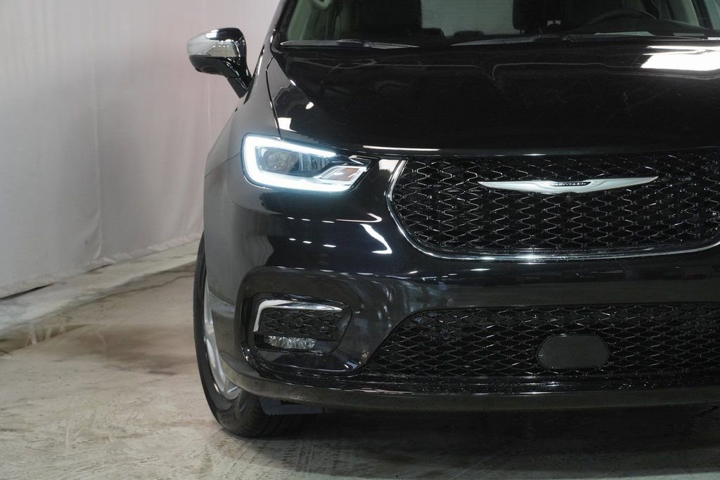 New 2023 Chrysler Pacifica Limited w/ Uconnect Theater Family Group image 6