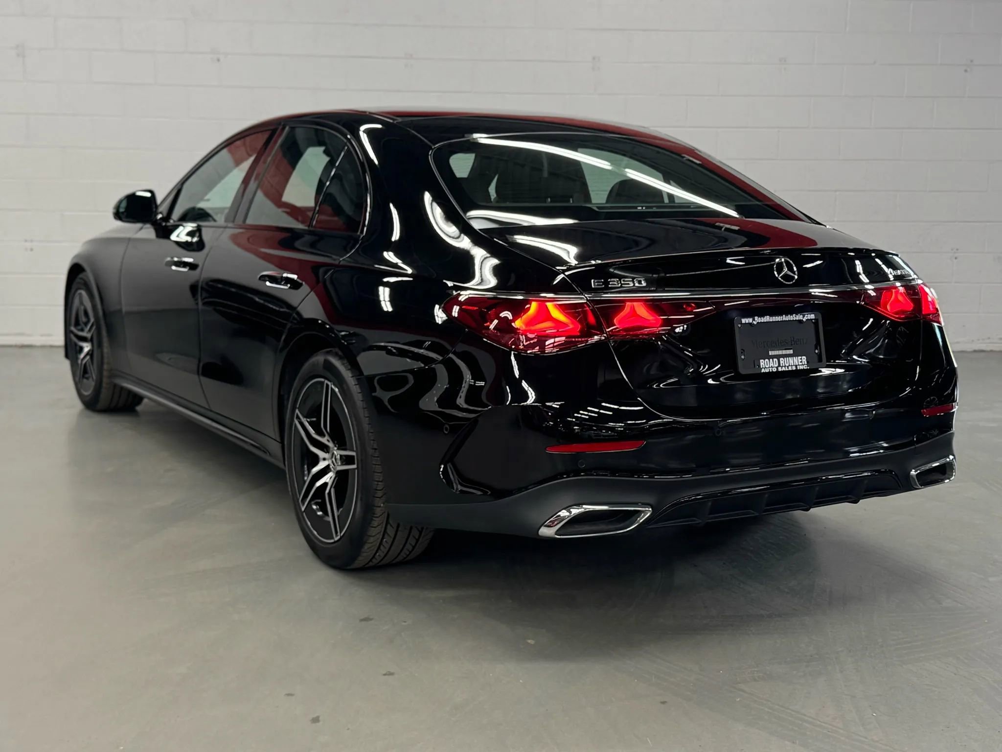 Used 2024 Mercedes-Benz E 350 4MATIC Sedan image 5