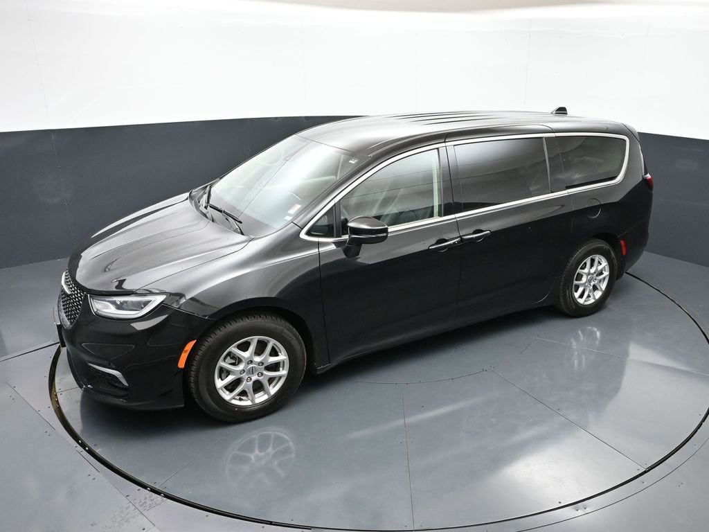 Used 2023 Chrysler Pacifica Touring-L FWD image 37
