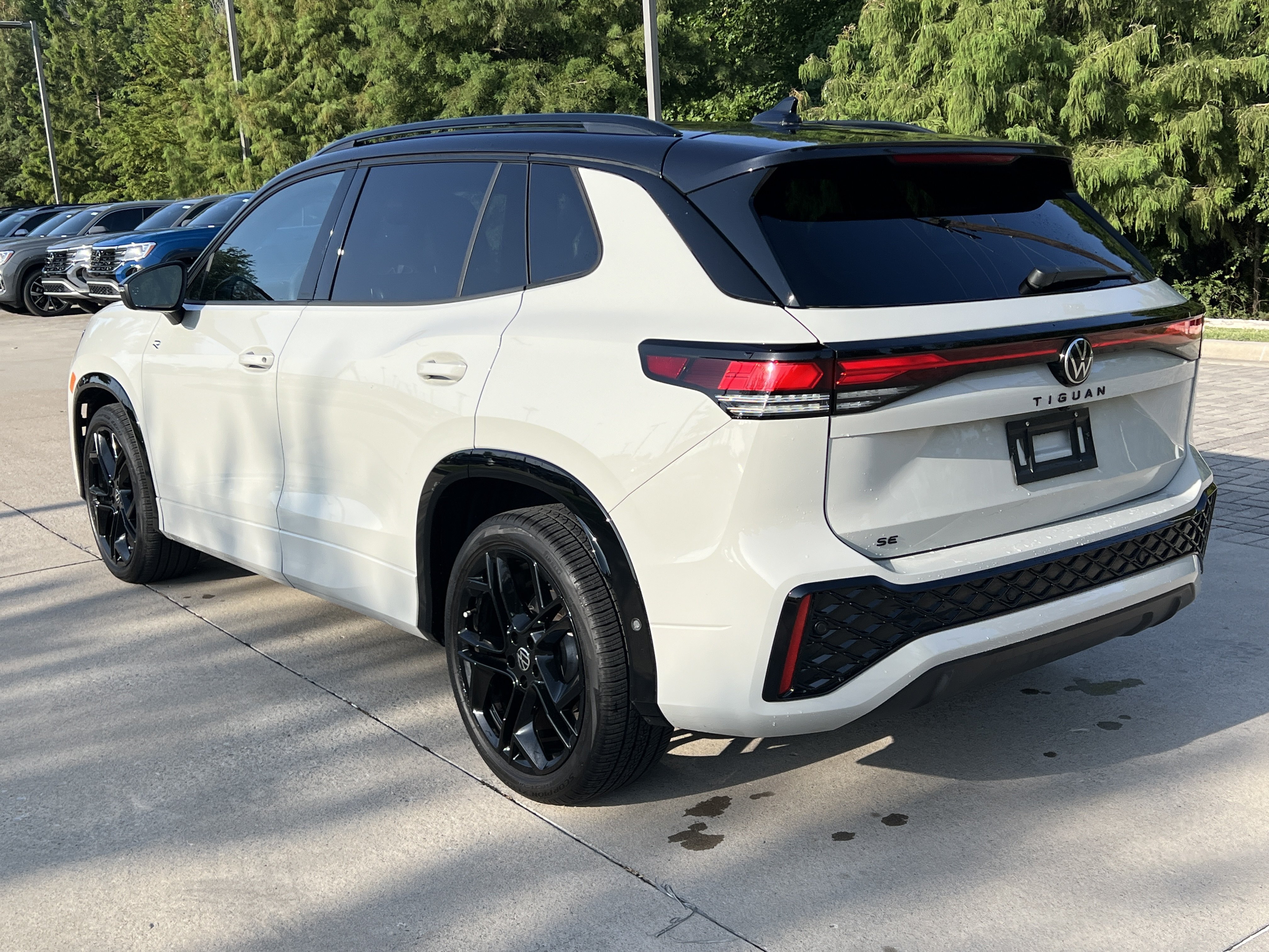 Certified 2026 Volkswagen Tiguan SE R-Line FWD image 7