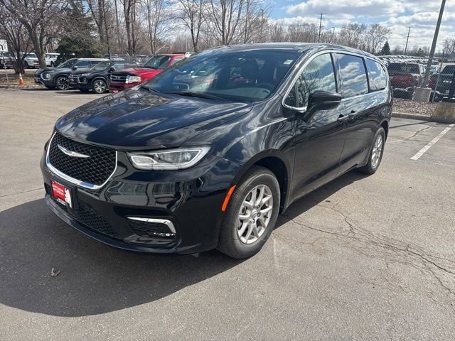 Used 2025 Chrysler Pacifica Select image 4