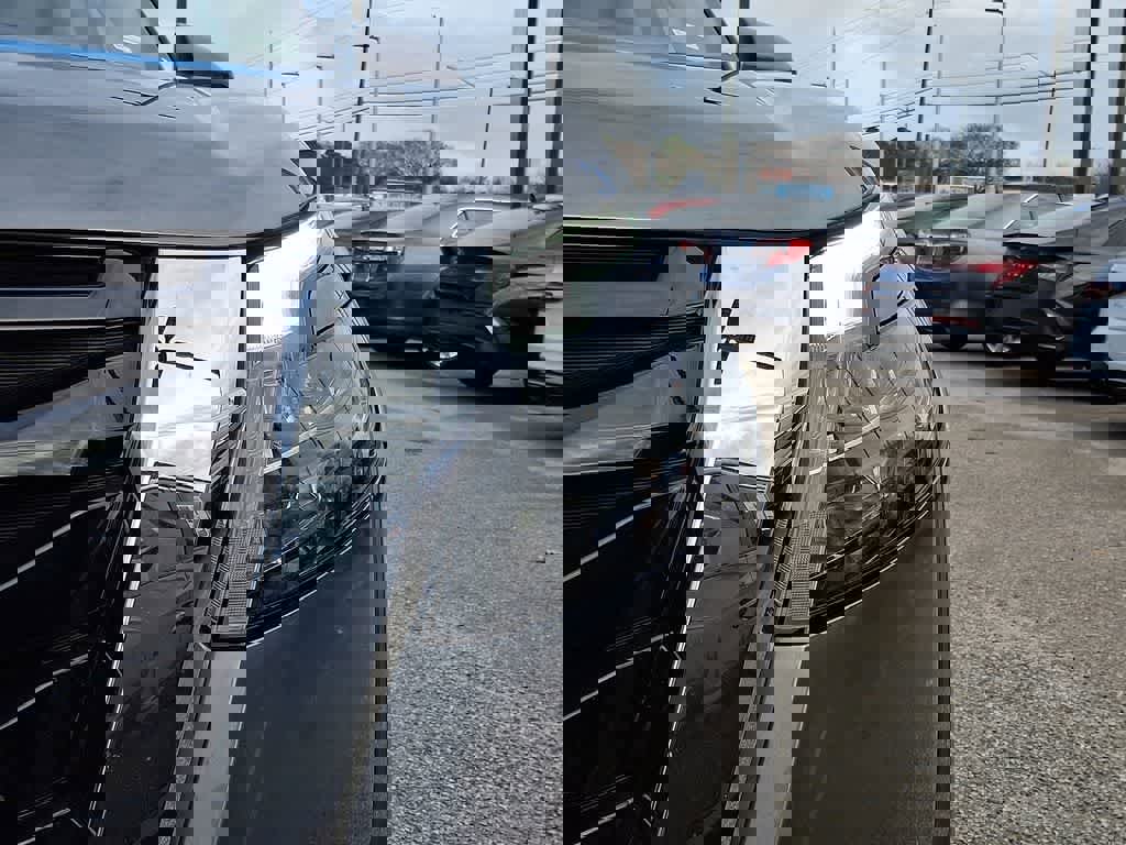 Used 2025 Nissan Pathfinder SV image 9