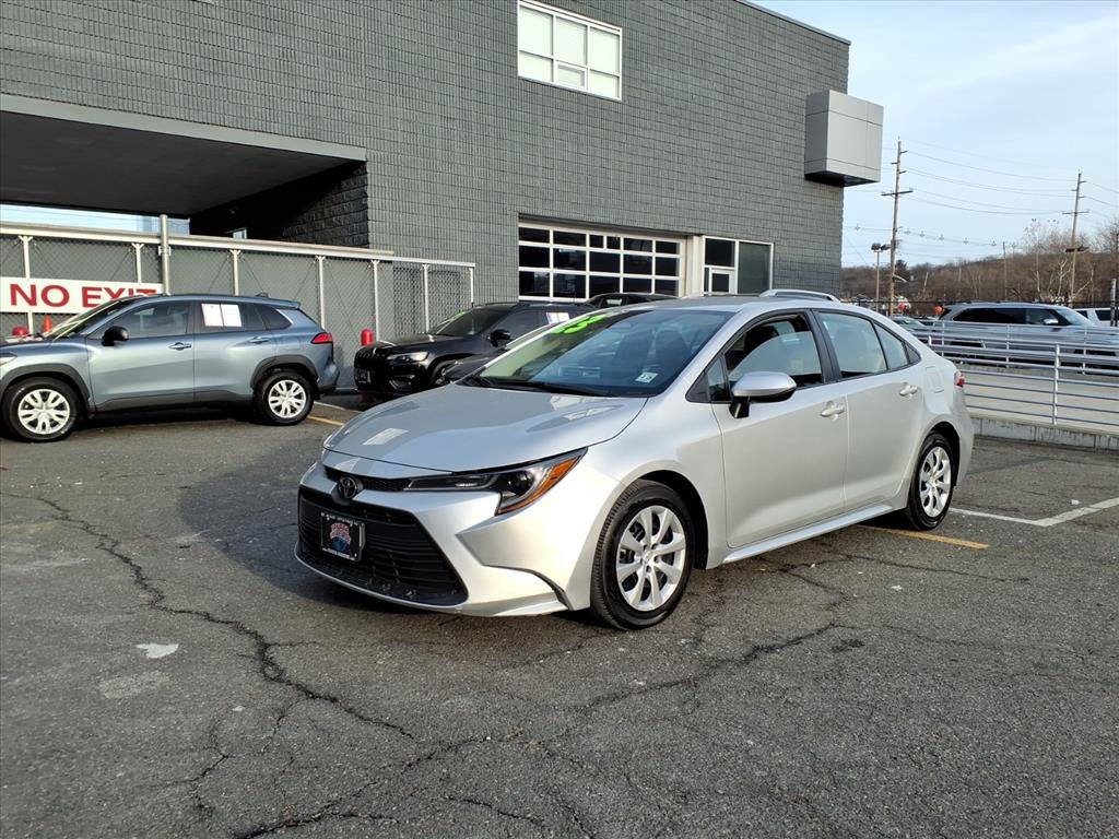 Used 2023 Toyota Corolla LE image 3