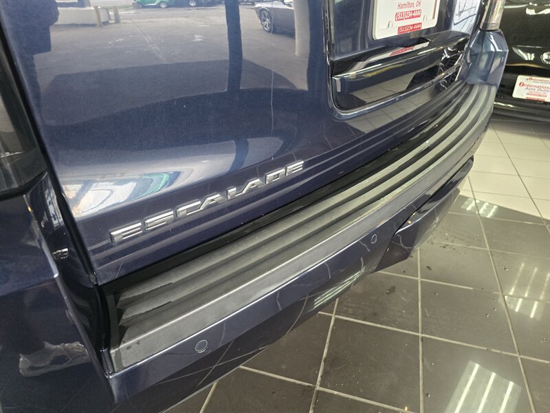 Used 2018 Cadillac Escalade Premium Luxury AWD/4WD image 33
