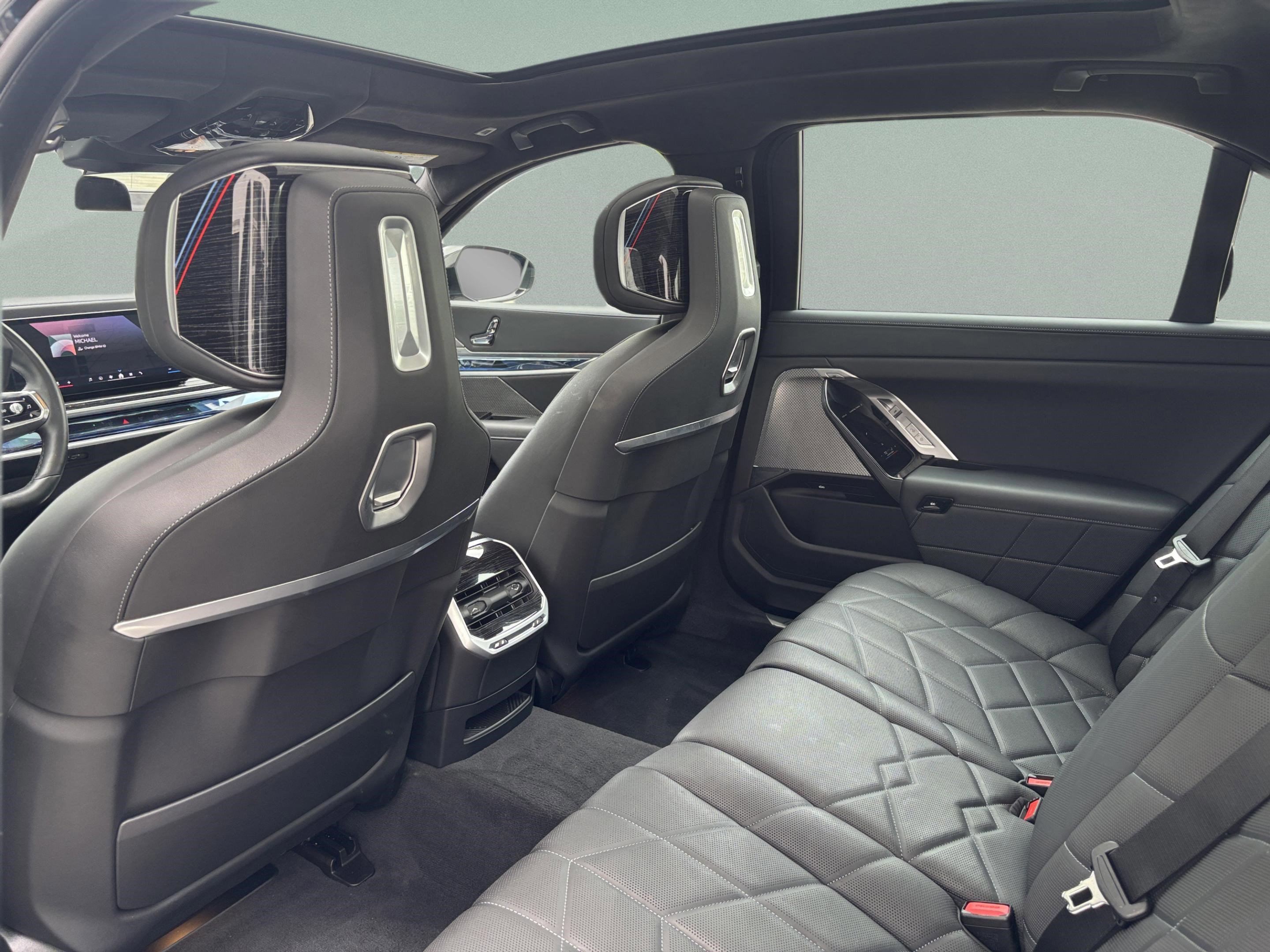 Used 2024 BMW i7 xDrive60 w/ Executive Package image 27