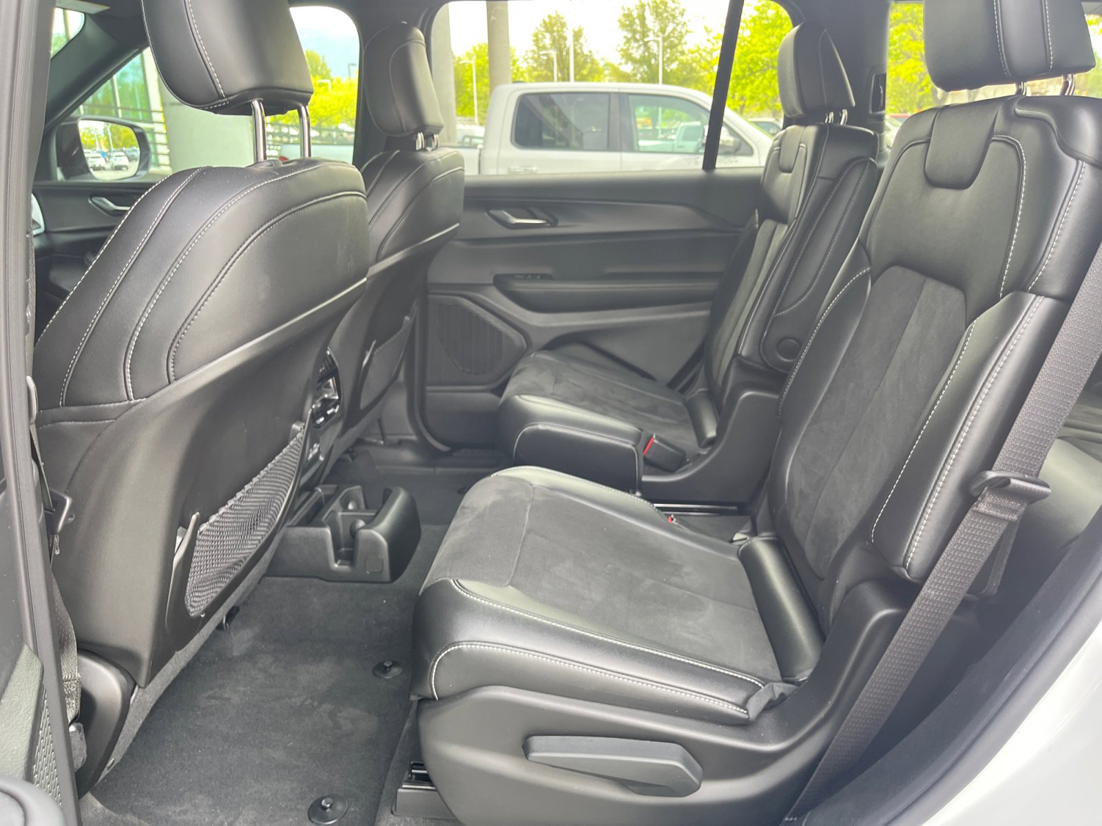 Used 2025 Jeep Grand Cherokee L Laredo image 24
