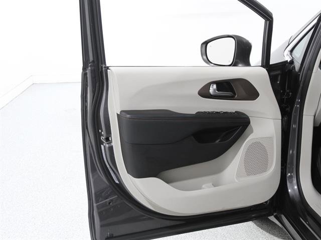 Used 2019 Chrysler Pacifica Touring-L w/ Advanced Safetytec Group image 4