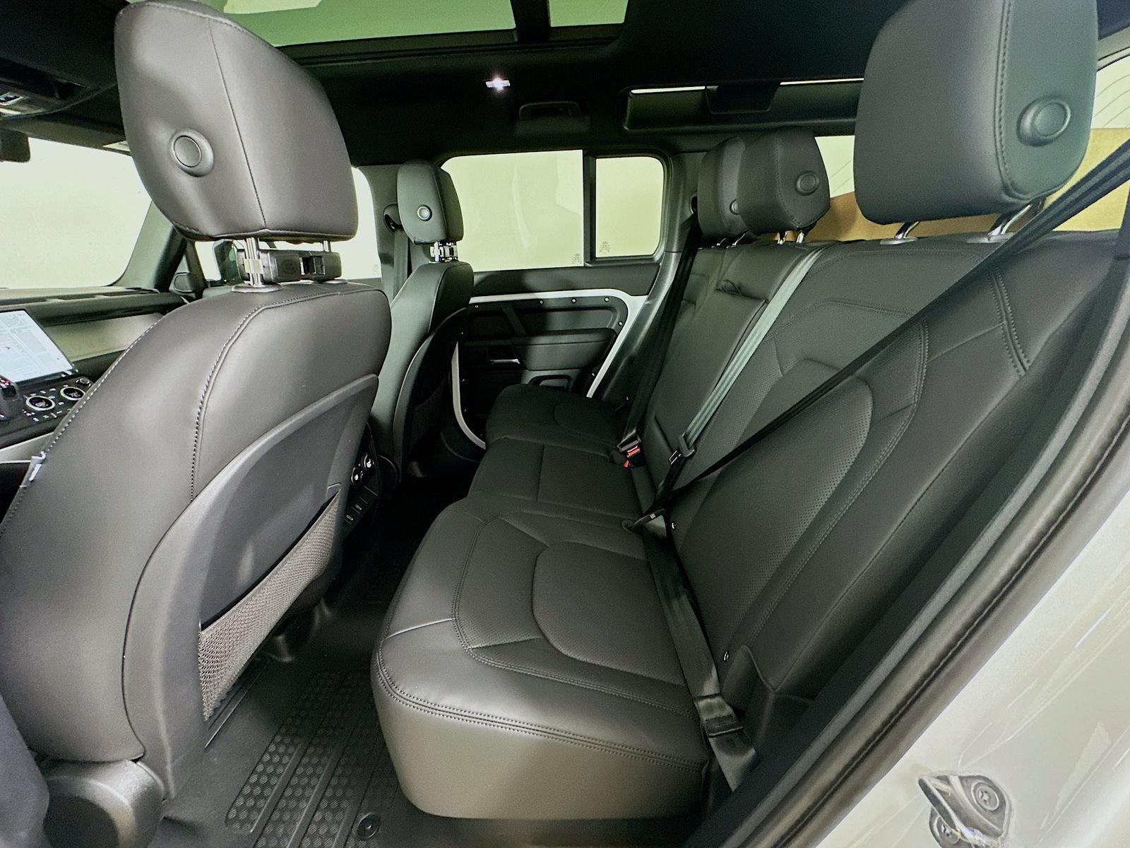 New 2026 Land Rover Defender 110 X-Dynamic SE AWD/4WD image 38
