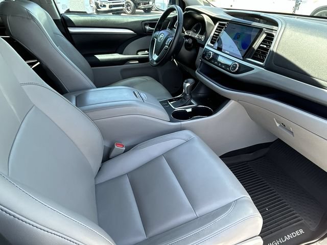 Used 2018 Toyota Highlander XLE w/ Carpet Mat Package (TMS) FWD image 12