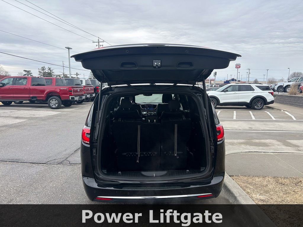 Used 2025 Chrysler Pacifica Select image 15