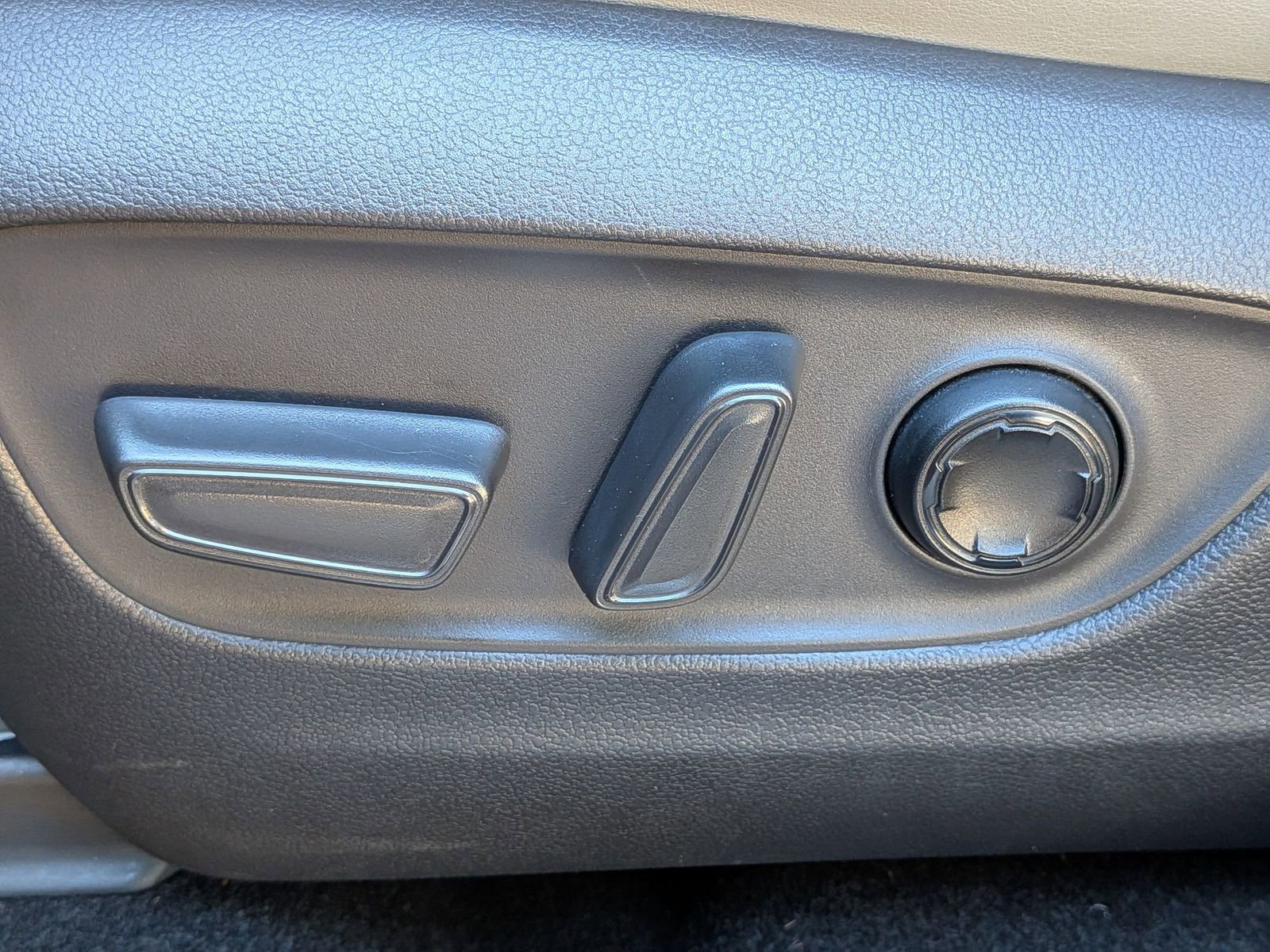 Used 2021 Toyota Venza XLE w/ Softex Package image 16