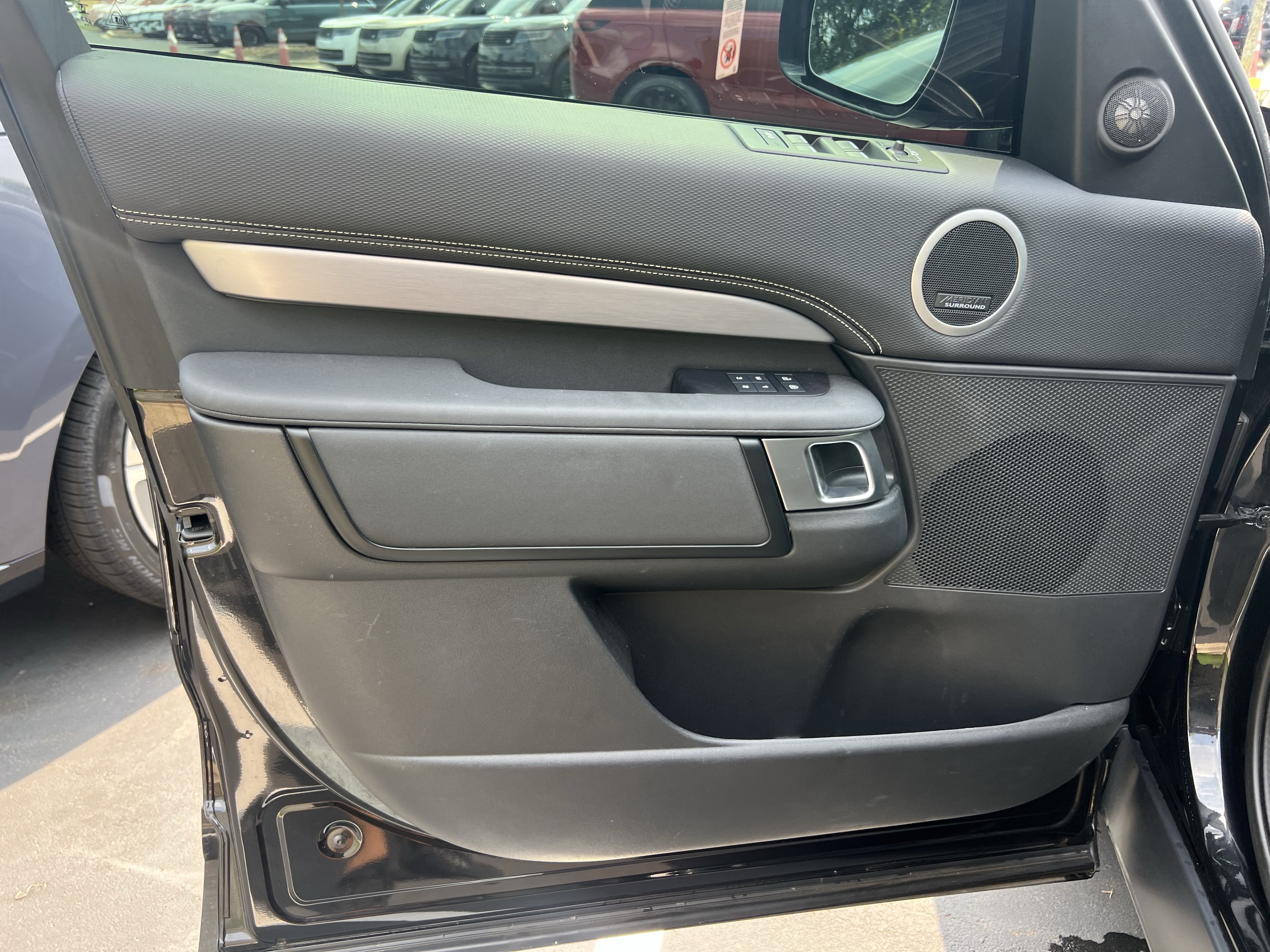 Used 2024 Land Rover Discovery Dynamic SE AWD/4WD image 14