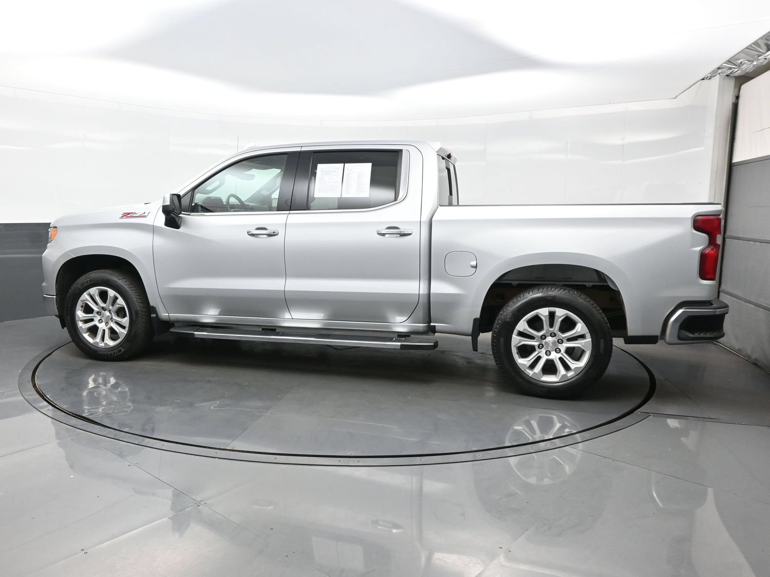 Used 2022 Chevrolet Silverado 1500 LTZ w/ LTZ Premium Package AWD/4WD image 3