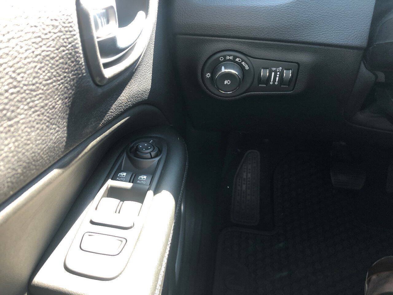 Used 2018 Jeep Compass Latitude w/ Popular Equipment Group AWD/4WD image 28