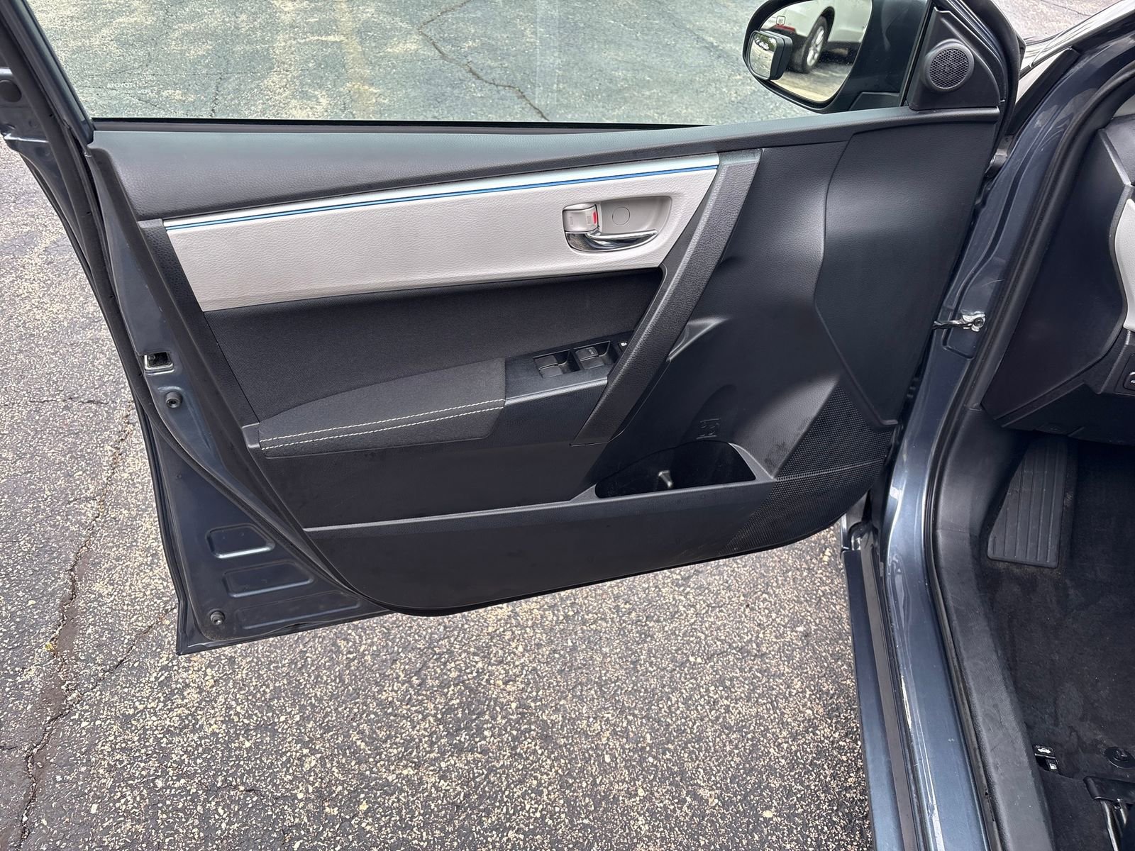 Used 2015 Toyota Corolla LE FWD image 10