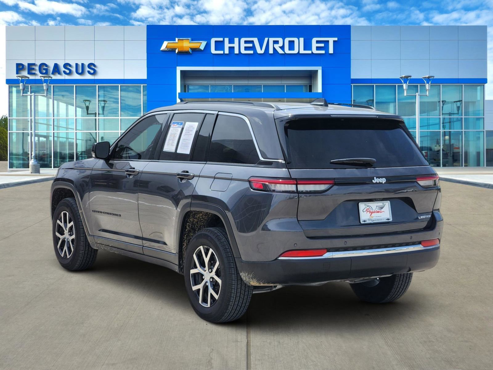 Used 2025 Jeep Grand Cherokee Limited RWD image 4