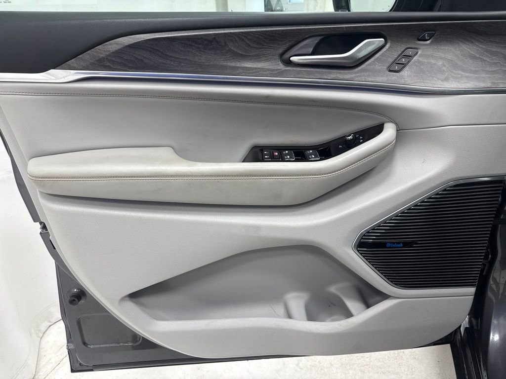 Used 2022 Jeep Grand Cherokee Overland w/ Luxury Tech Group IV image 17