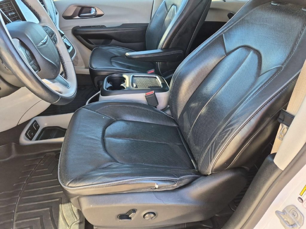 Used 2018 Chrysler Pacifica Limited w/ Advanced Safetytec Group FWD image 12