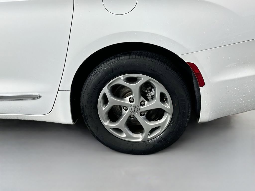 Used 2023 Chrysler Pacifica Limited image 34