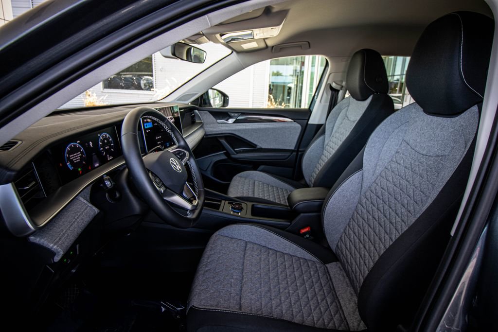 Used 2025 Volkswagen Tiguan S FWD image 24