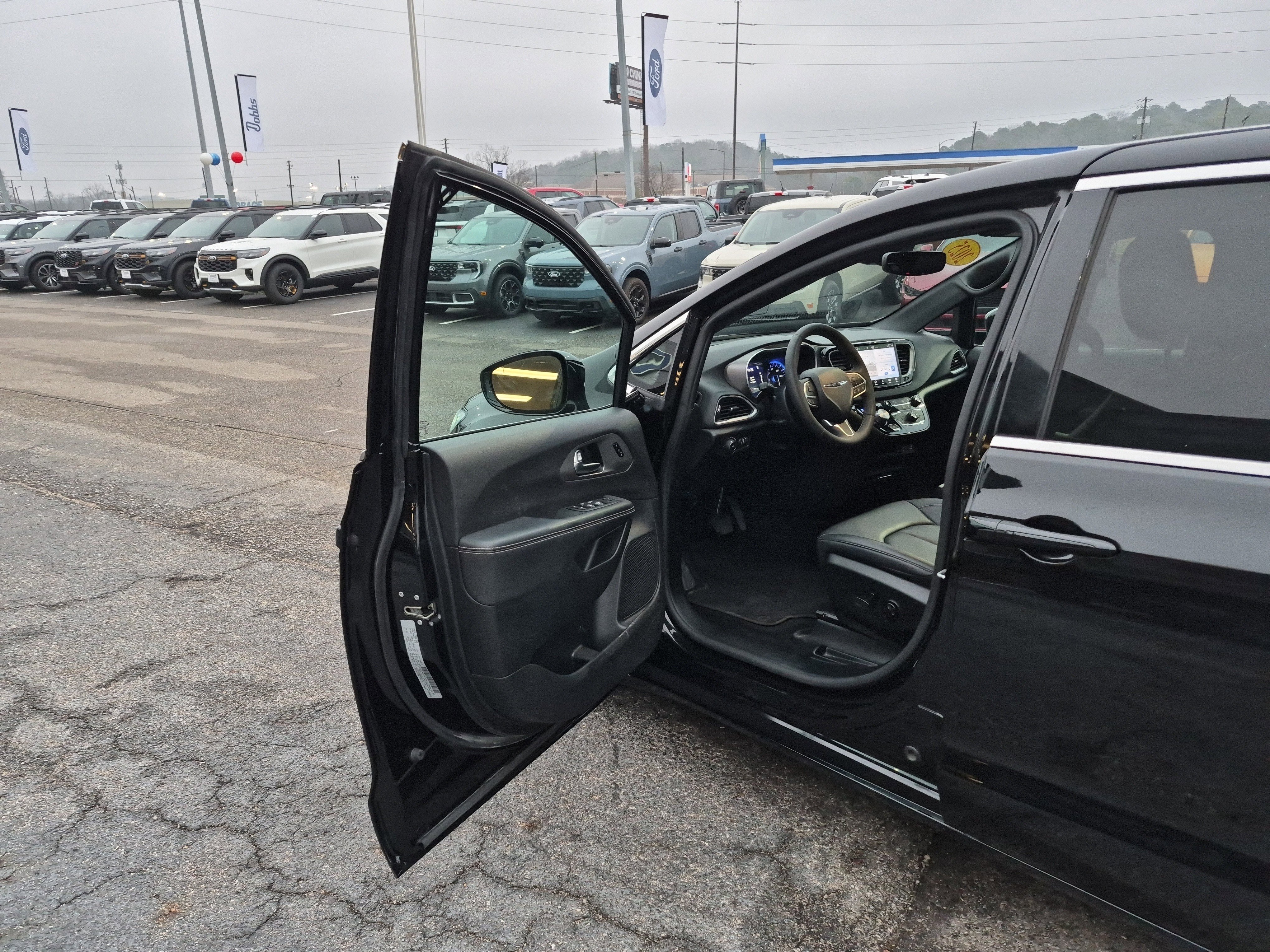 Used 2025 Chrysler Pacifica Select image 8