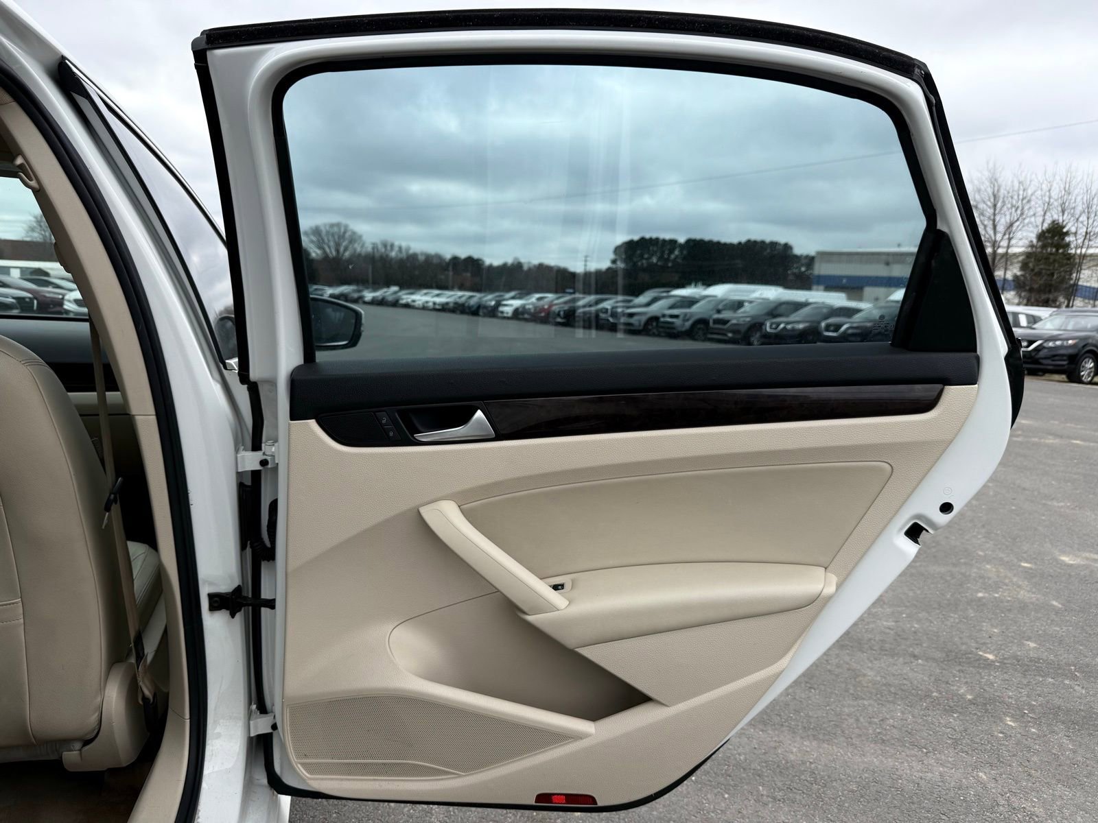 Used 2014 Volkswagen Passat 1.8T SEL Premium image 25