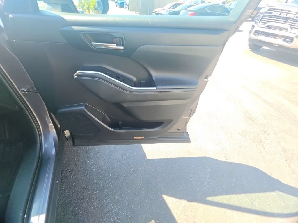 Used 2022 Toyota Highlander XLE AWD/4WD image 32