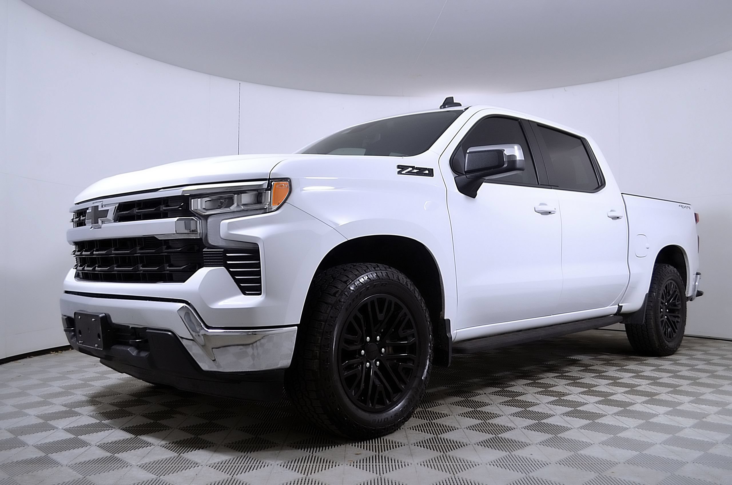 Used 2024 Chevrolet Silverado 1500 LT w/ Z71 Off-Road Package AWD/4WD image 2