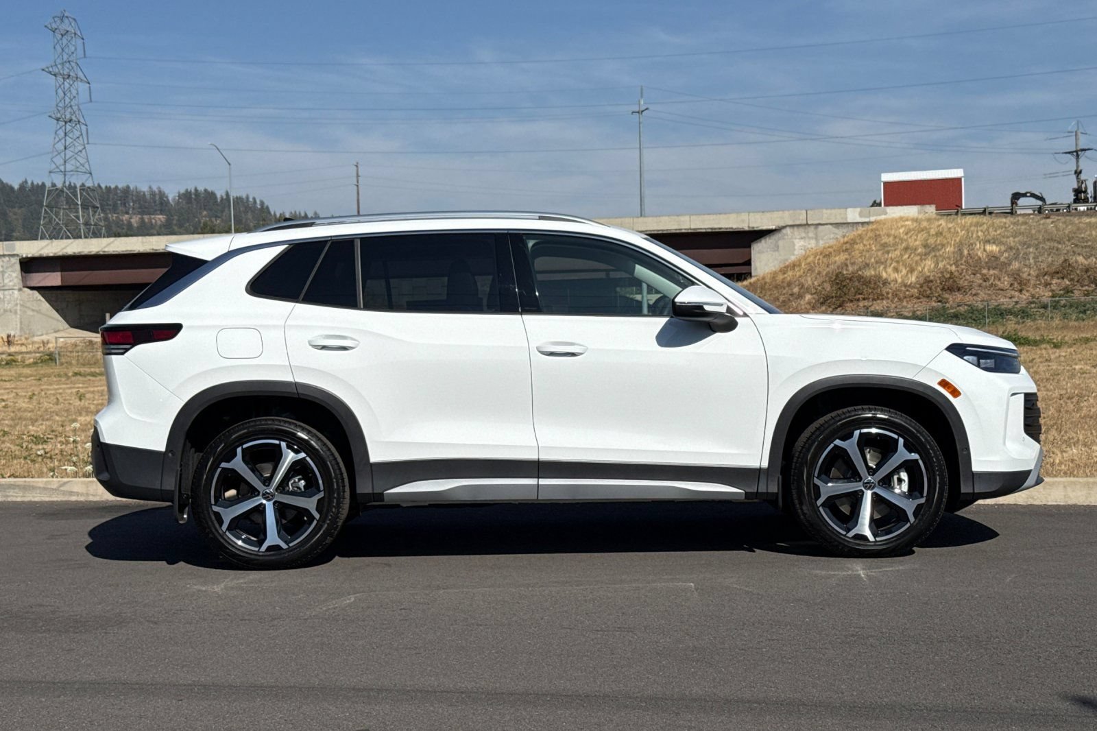 New 2026 Volkswagen Tiguan SE AWD/4WD image 2