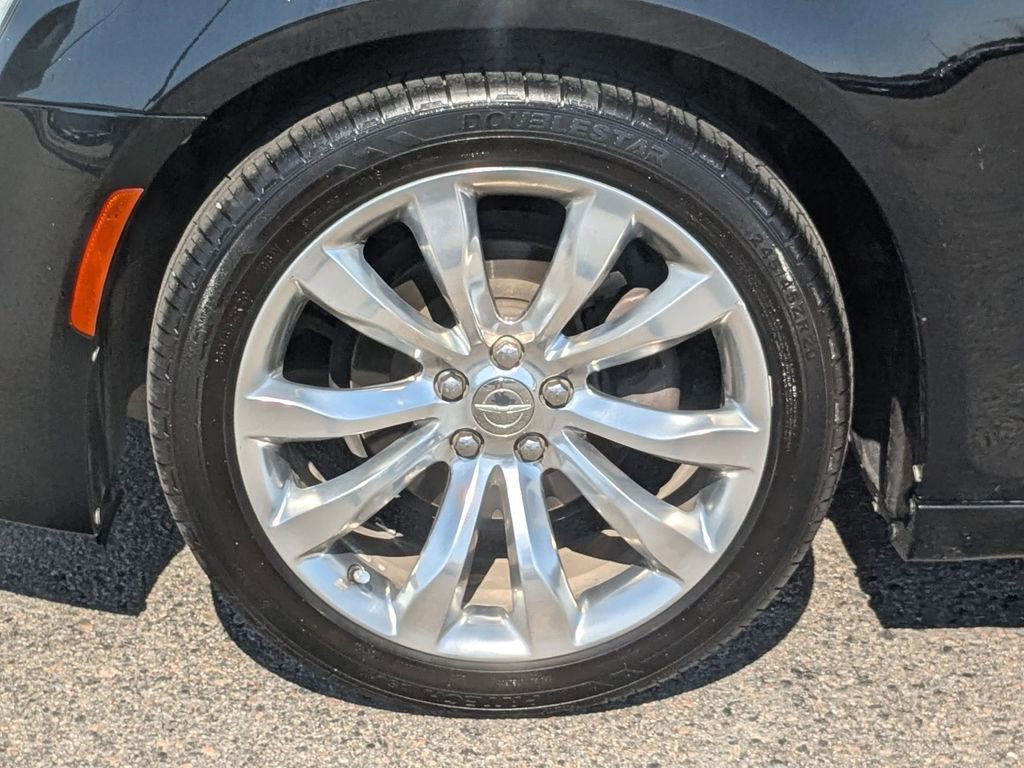 Used 2019 Chrysler 300 Touring w/ Chrome Appearance Package RWD image 9