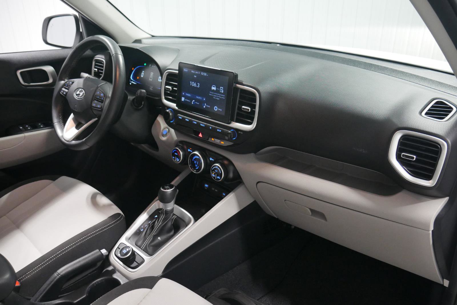 Used 2024 Hyundai Venue SEL image 14