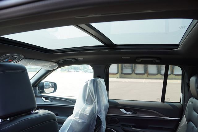 New 2025 Jeep Grand Cherokee Limited w/ Black Appearance Package image 12