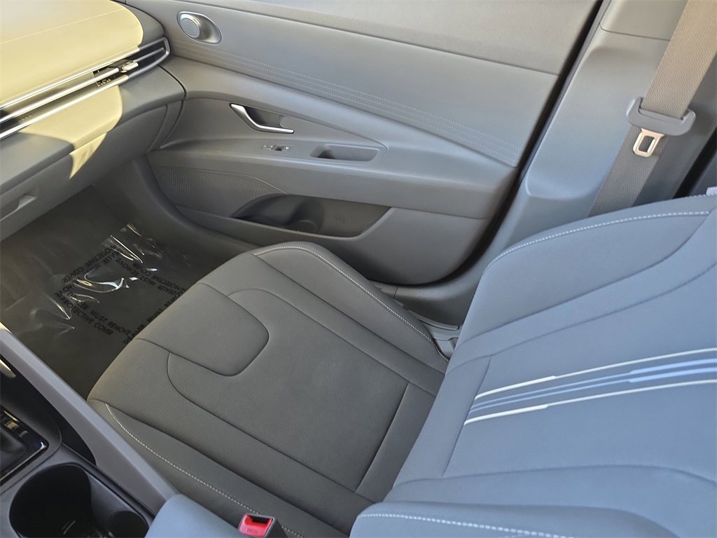 Used 2023 Hyundai Elantra SEL image 12