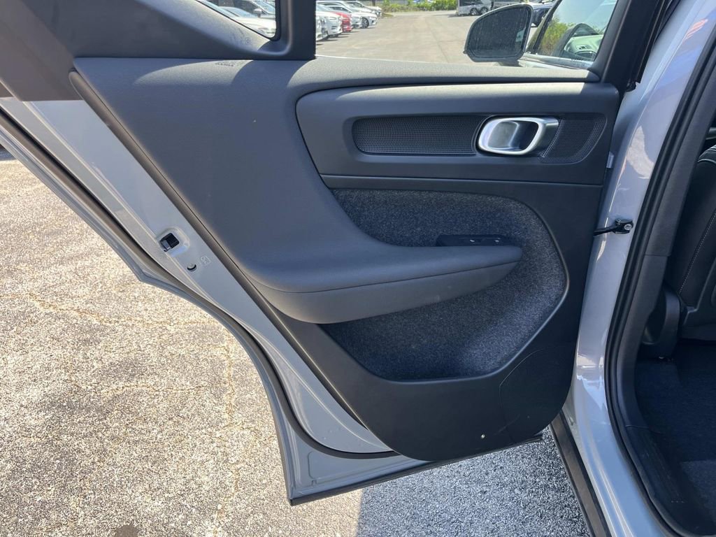 Certified 2025 Volvo XC40 B5 Core w/ Protection Package Premier image 18