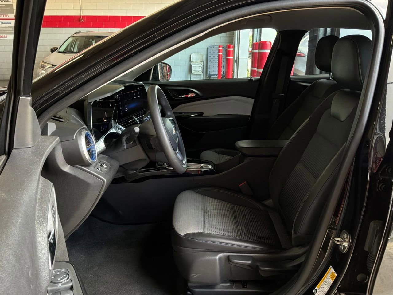 Used 2025 Chevrolet Trax LT FWD image 9