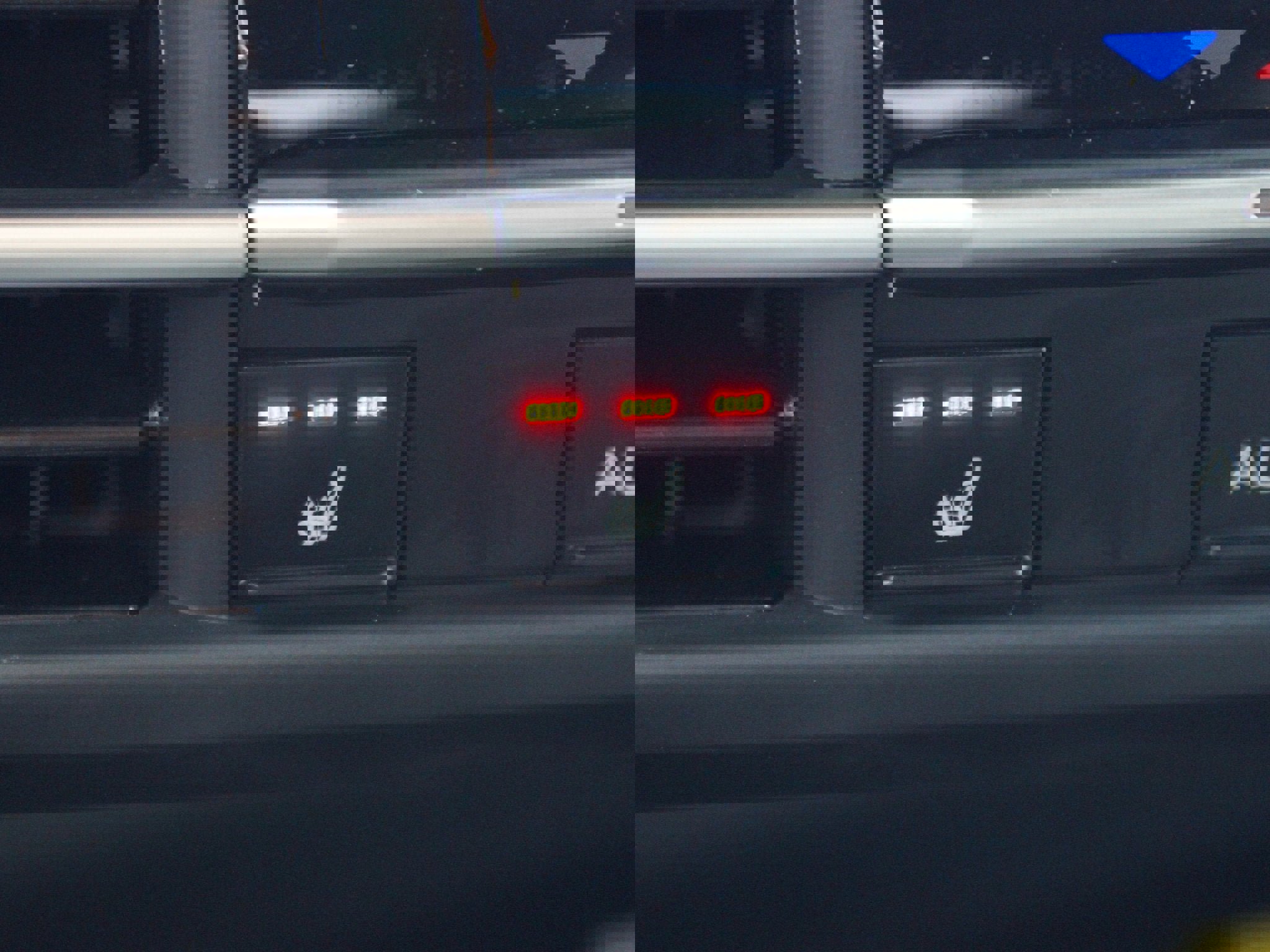 Used 2025 Toyota Sienna XSE w/ XSE Plus Package image 8