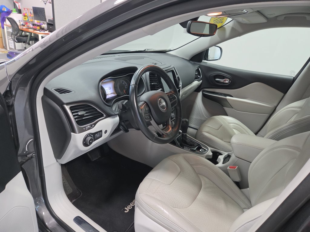 Used 2019 Jeep Cherokee Limited FWD image 28