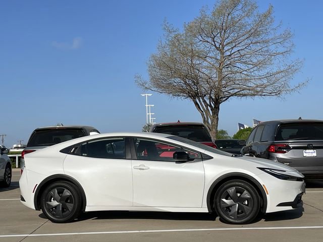 Used 2025 Toyota Prius LE image 3