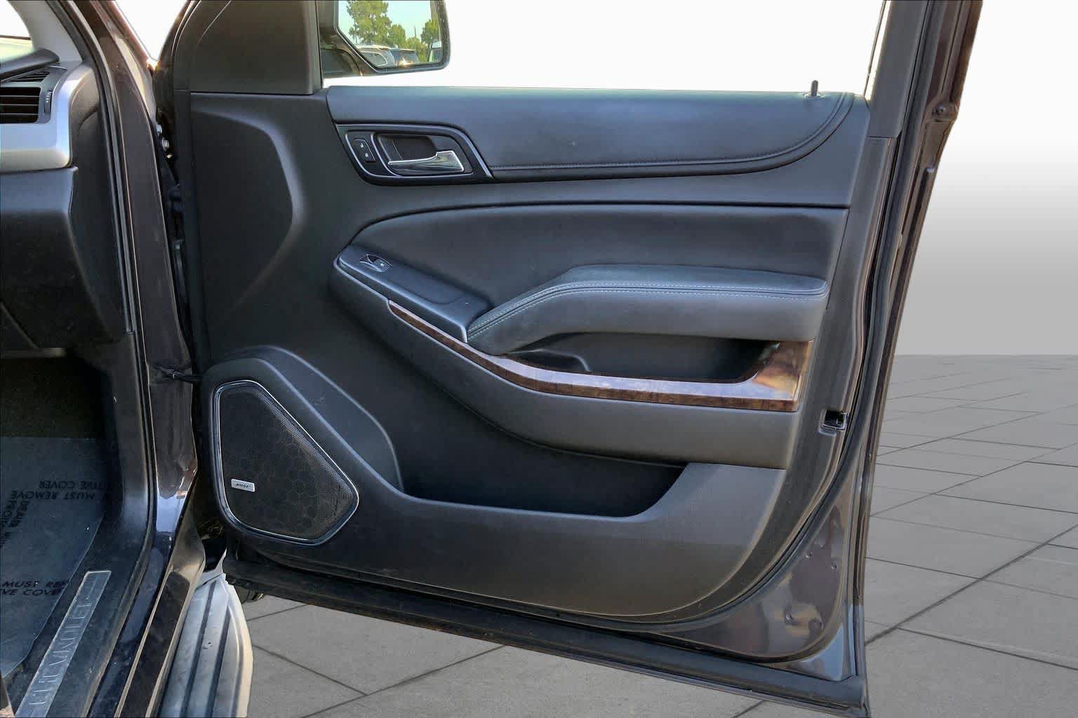 Used 2017 Chevrolet Suburban LT RWD image 22