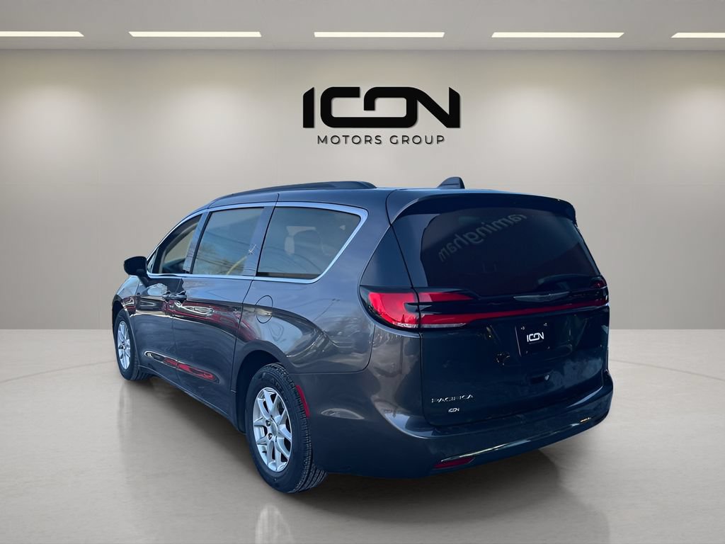 Used 2022 Chrysler Pacifica Touring-L FWD image 3