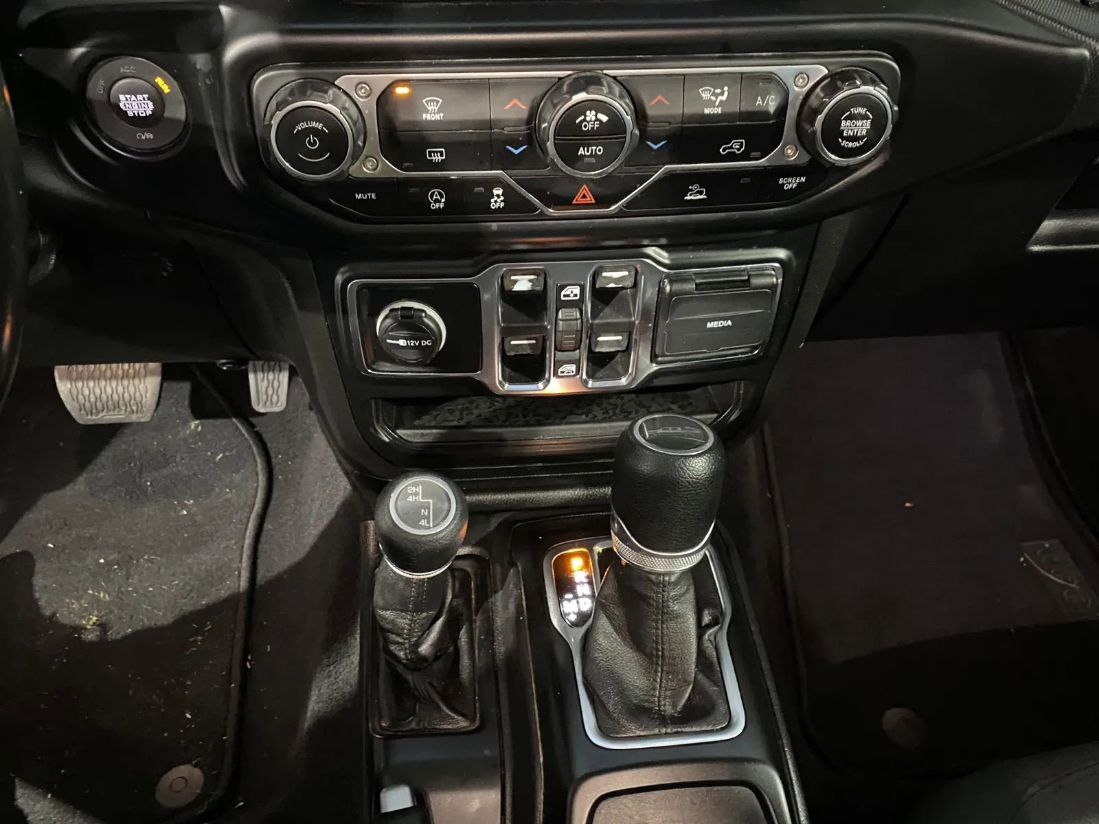 Used 2022 Jeep Gladiator Willys AWD/4WD image 15